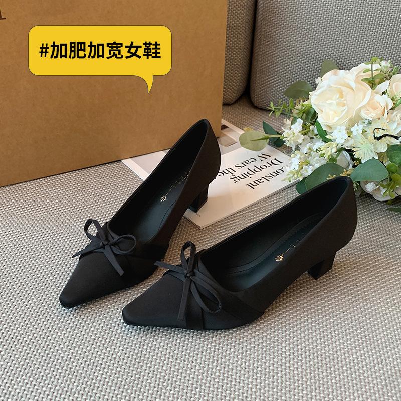 Fat mm temperament black bow single shoes light mouth satin high heels plus fat wide large size women s shoes 45 чорний
Fat mm temperament black bow single shoes light mouth satin high heels plus fat wide large size women s shoes 45 чорний