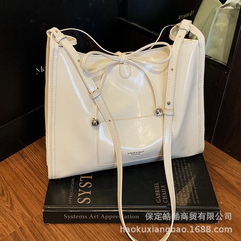 Daily commuting large-capacity tote bag 2025 summer new Korean version fashion shoulder bag simple and versatile messenger bag розовый
Daily commuting large-capacity tote bag 2025 summer new Korean version fashion shoulder bag simple and versatile messenger bag розовый