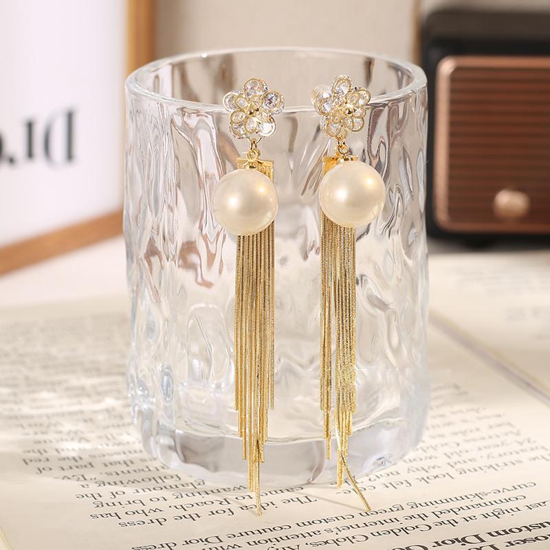 Micro-inlaid zircon flower fringed earrings, temperament high-end earrings, atmosphere pearl earrings.
Micro-inlaid zircon flower fringed earrings, temperament high-end earrings, atmosphere pearl earrings.
