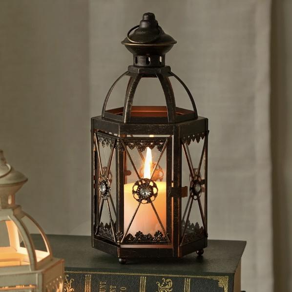 European Retro Lantern: Wrought Iron Candle Holder for Outdoor Camping, Tabletop Decoration, and Windproof Design.
European Retro Lantern: Wrought Iron Candle Holder for Outdoor Camping, Tabletop Decoration, and Windproof Design.