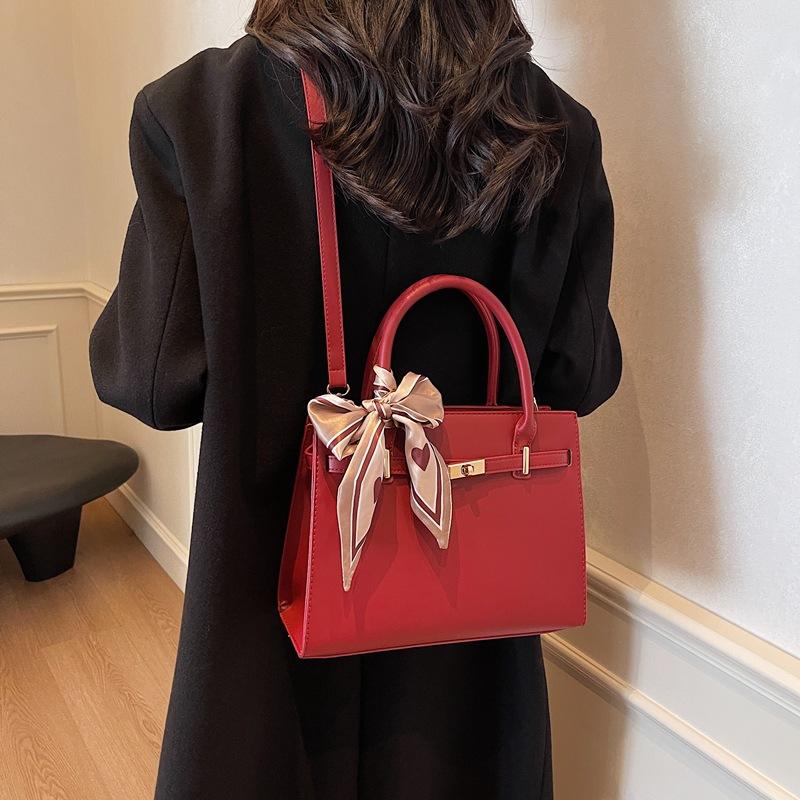 Fashion bag niche new women s bag messenger bag red bridal wedding bag autumn and winter mother hand bag 28*11*21 красный
Fashion bag niche new women s bag messenger bag red bridal wedding bag autumn and winter mother hand bag 28*11*21 красный