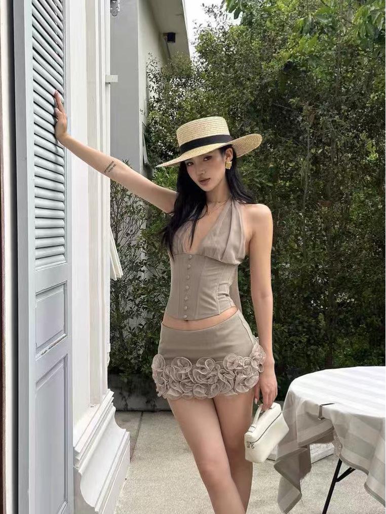 Mrs. Giselle Khaki Halter Fishbone Camisole V-neck Vest L
Mrs. Giselle Khaki Halter Fishbone Camisole V-neck Vest L