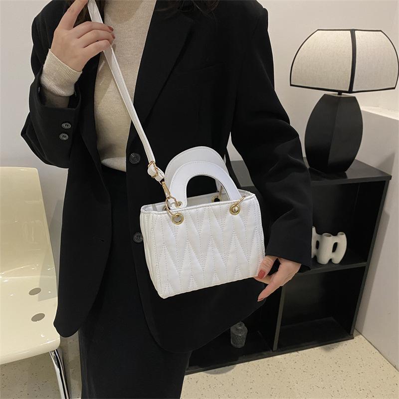 Embroidered thread bag texture handbag 2025 diamond portable messenger bag personalized design small square bag чорний
Embroidered thread bag texture handbag 2025 diamond portable messenger bag personalized design small square bag чорний