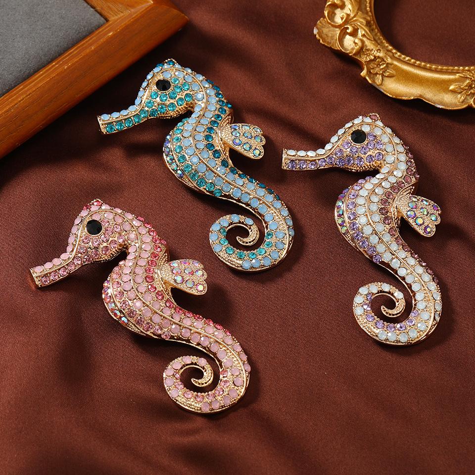 Women Men Exquistie Classic Sea Horse Crystal Brooches Badges Elegant Vintage Lady Dazzle Rhinestone Animal Brooch Buckles
Women Men Exquistie Classic Sea Horse Crystal Brooches Badges Elegant Vintage Lady Dazzle Rhinestone Animal Brooch Buckles