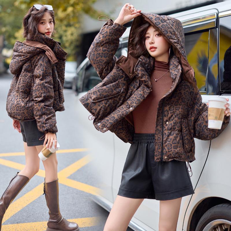 Женский пуховик в корейском стиле с леопардовым принтом - Толстый, теплый, модный зимний пуховик с капюшоном YJ6811. L (135-155 kg) цветной печати леопарда
Женский пуховик в корейском стиле с леопардовым принтом - Толстый, теплый, модный зимний пуховик с капюшоном YJ6811. L (135-155 kg) цветной печати леопарда