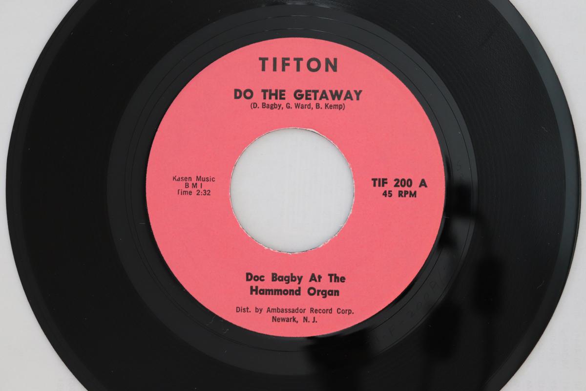 7-дюймовая пластинка DOC BAGBY - Do The Getaway / Mr. Hippy TIF200 Tifton US Соул/Фанк Б/У
7-дюймовая пластинка DOC BAGBY - Do The Getaway / Mr. Hippy TIF200 Tifton US Соул/Фанк Б/У