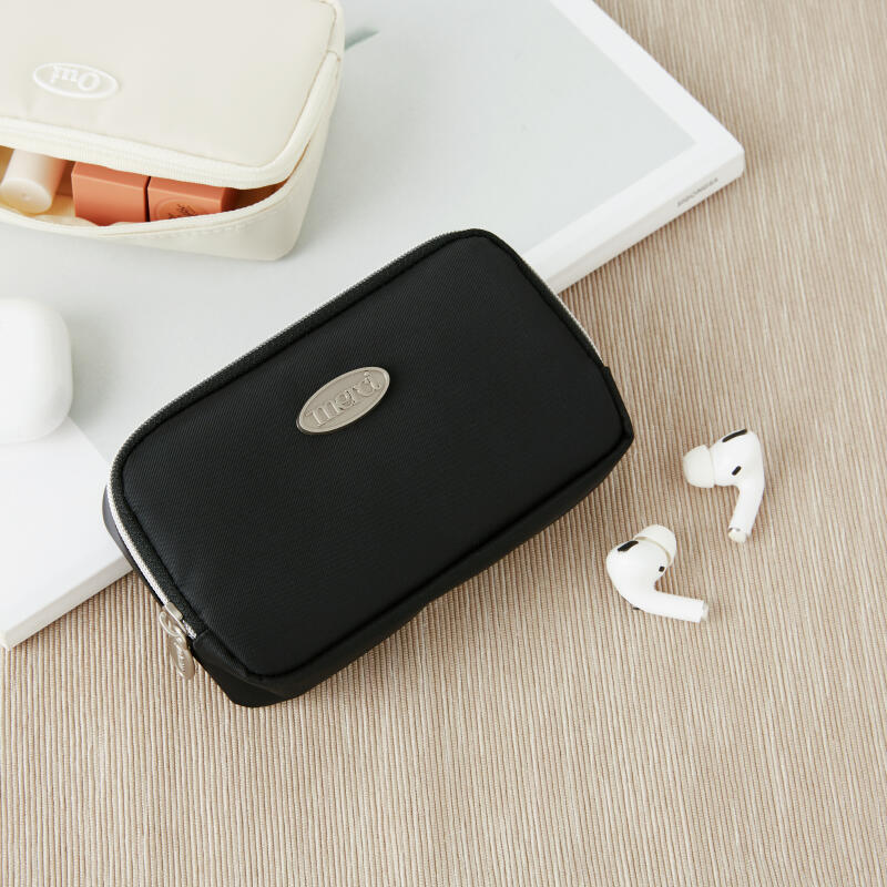 Square Mini Pouch Black Merci (37003307)
Square Mini Pouch Black Merci (37003307)