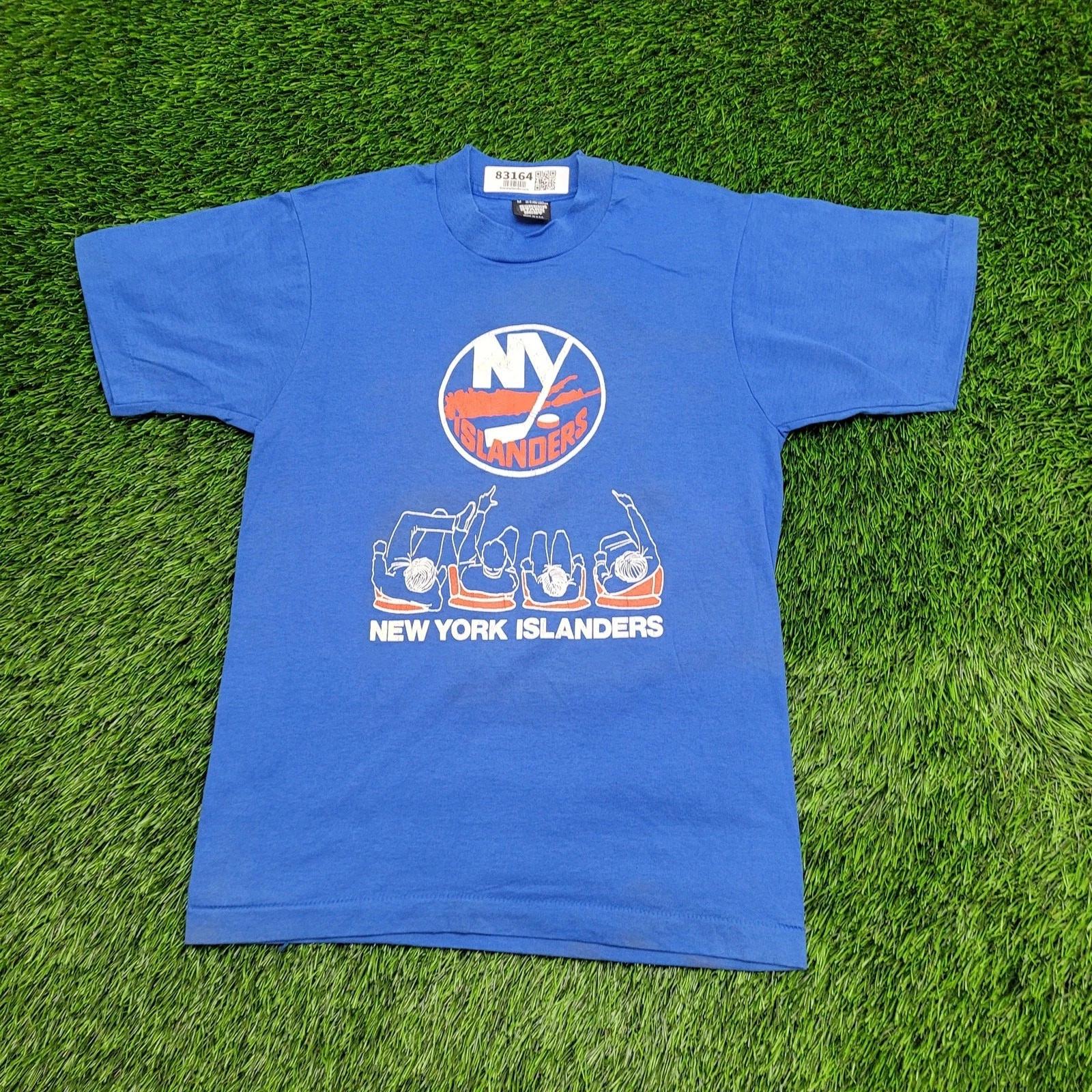 Vintage 80s New-York Islanders Hockey Shirt Small 18x25 USA 2XL
Vintage 80s New-York Islanders Hockey Shirt Small 18x25 USA 2XL