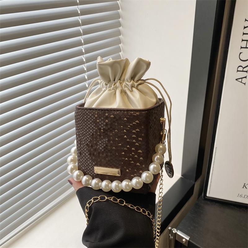 Trend Personality Fashion Popular Niche Spring Large Capacity New Portable Chain Crossbody Bucket Bag
Trend Personality Fashion Popular Niche Spring Large Capacity New Portable Chain Crossbody Bucket Bag