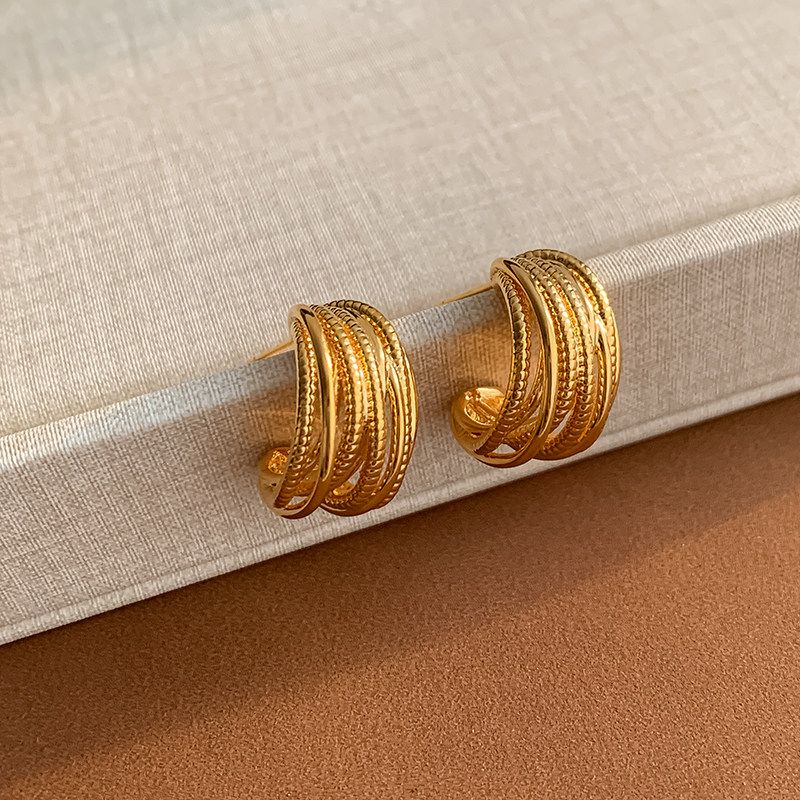 S925 Silver Needle European and American Niche Design French Metal Wire-Wrapped Hoop Earrings C-Shaped Earrings Minimalist Style High-End Earrings Gold
S925 Silver Needle European and American Niche Design French Metal Wire-Wrapped Hoop Earrings C-Shaped Earrings Minimalist Style High-End Earrings Gold
