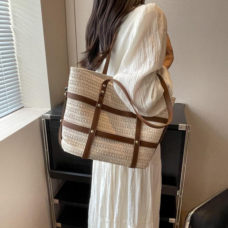 Tote bag women s new large-capacity backpack autumn and winter versatile shoulder messenger bag premium backpack
Tote bag women s new large-capacity backpack autumn and winter versatile shoulder messenger bag premium backpack