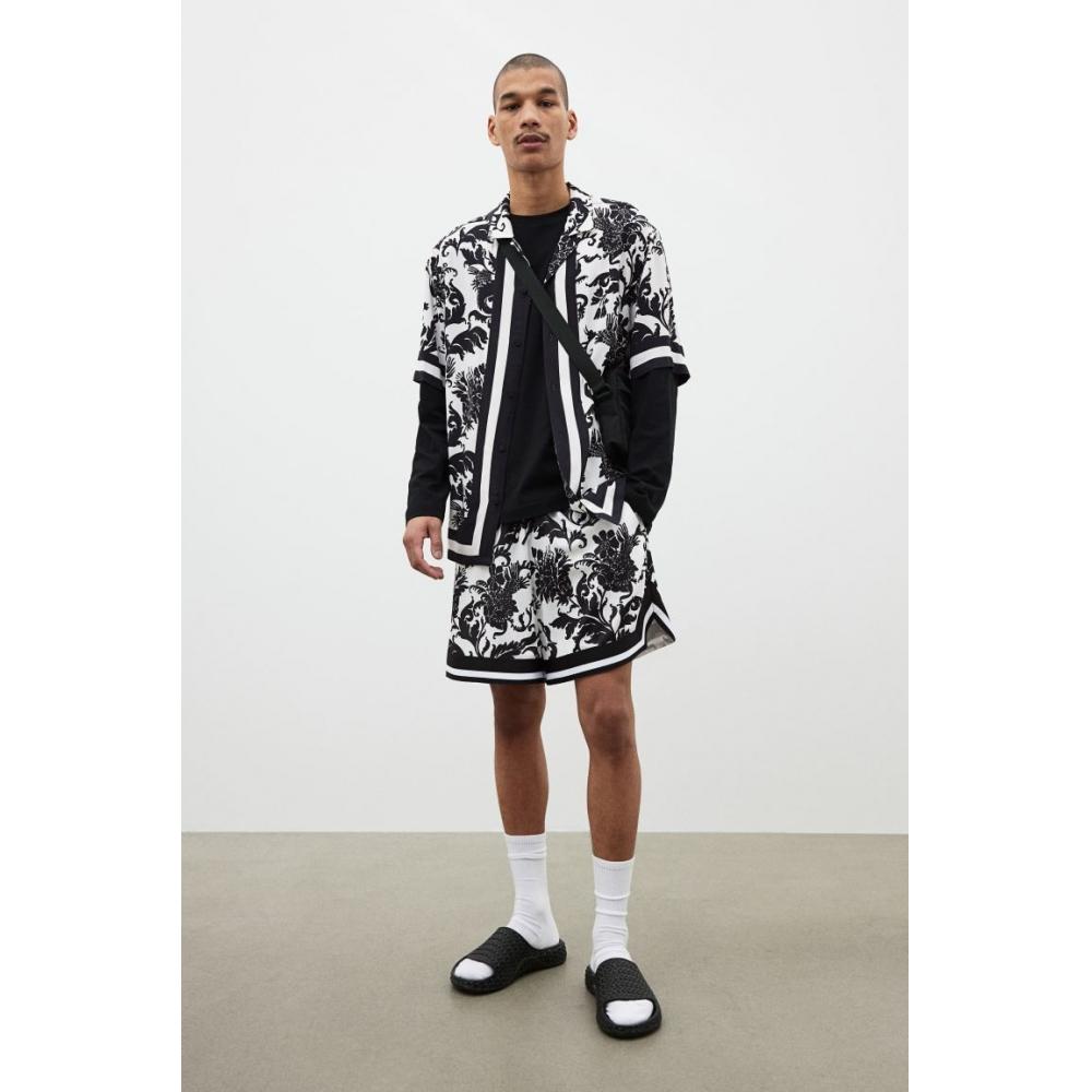 Шорты сетчатые свободного кроя HM белого цвета с рисунком
Шорты сетчатые свободного кроя HM белого цвета с рисунком