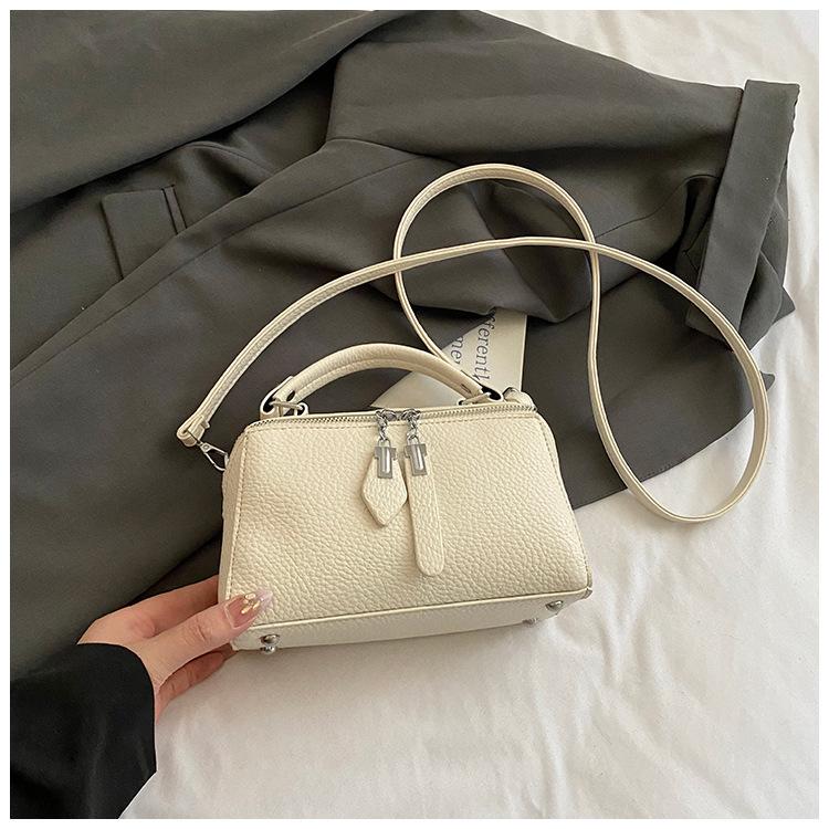Летняя нишевая дизайнерская сумка женская 2025 новая высококлассная в зарубежном стиле, универсальная сумка-тоут для работы, простая сумка-подушка белый
Летняя нишевая дизайнерская сумка женская 2025 новая высококлассная в зарубежном стиле, универсальная сумка-тоут для работы, простая сумка-подушка белый