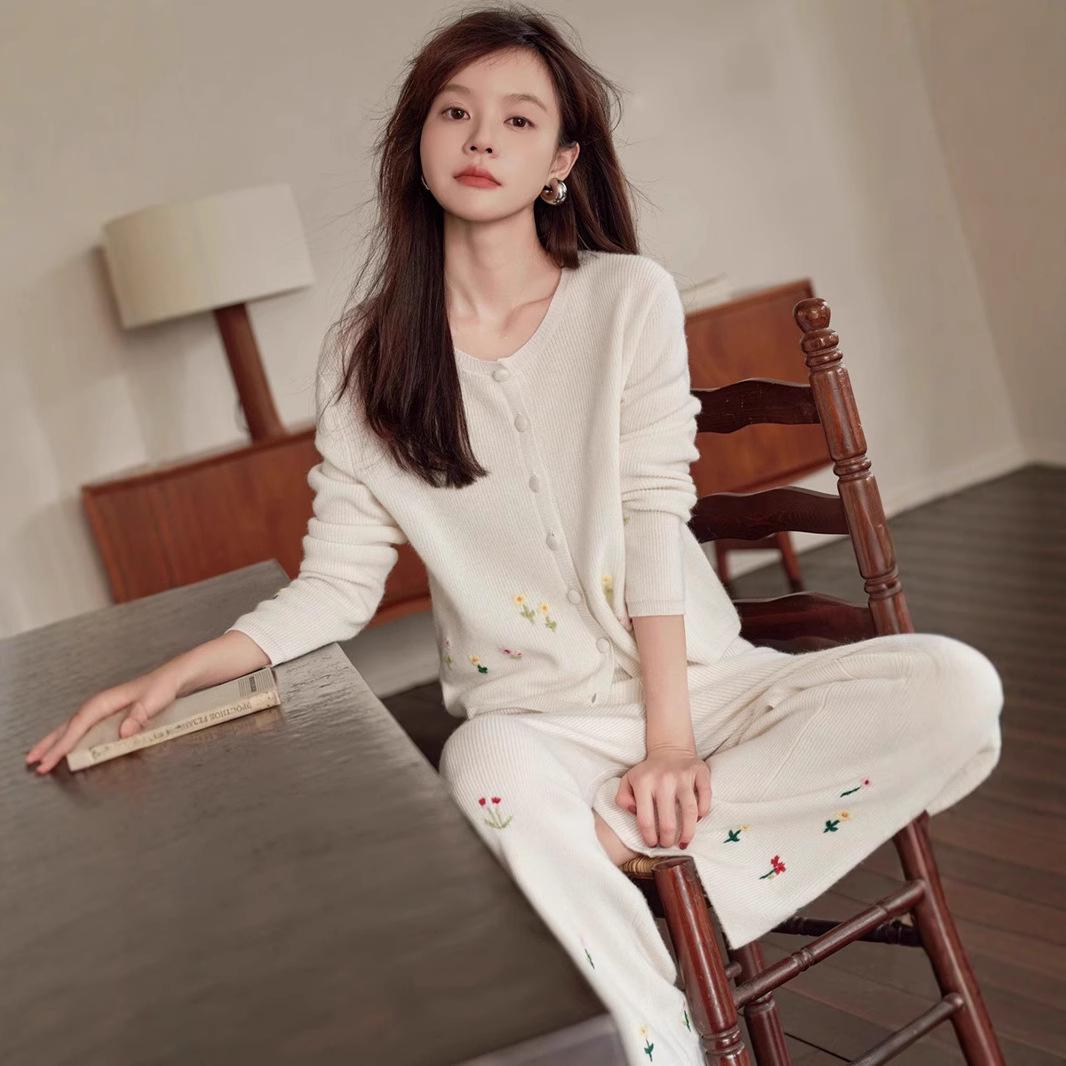 Women s 100% Pure Cashmere Round Neck Sweater - Slim Fit, Autumn/Winter 2024 Collection M
Women s 100% Pure Cashmere Round Neck Sweater - Slim Fit, Autumn/Winter 2024 Collection M