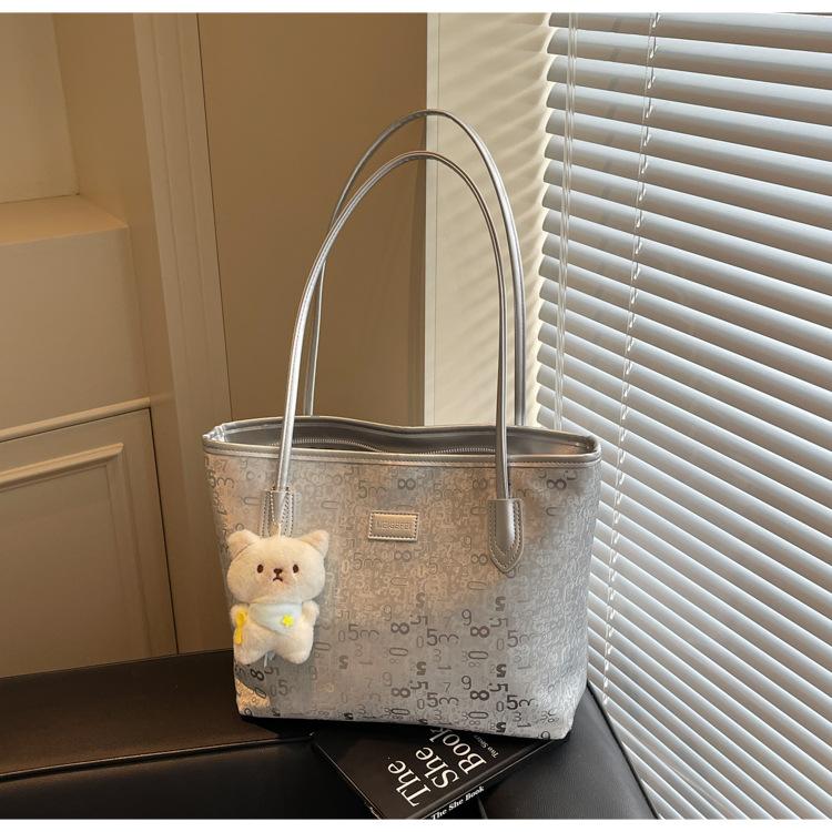 Популярная сумка большой вместимости женская 2025 новая весна и лето высококлассная портативная сумка на плечо сумка-тоут
Популярная сумка большой вместимости женская 2025 новая весна и лето высококлассная портативная сумка на плечо сумка-тоут