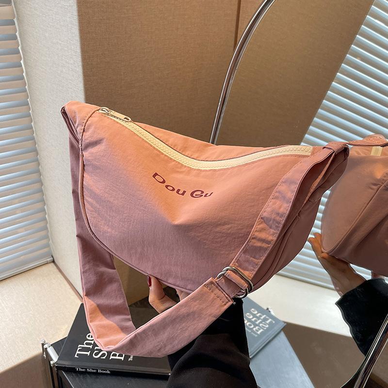 Nylon cloth bag women s 2024 new high-end texture niche spring and summer large-capacity versatile explosive messenger dumpling bag рожевий
Nylon cloth bag women s 2024 new high-end texture niche spring and summer large-capacity versatile explosive messenger dumpling bag рожевий