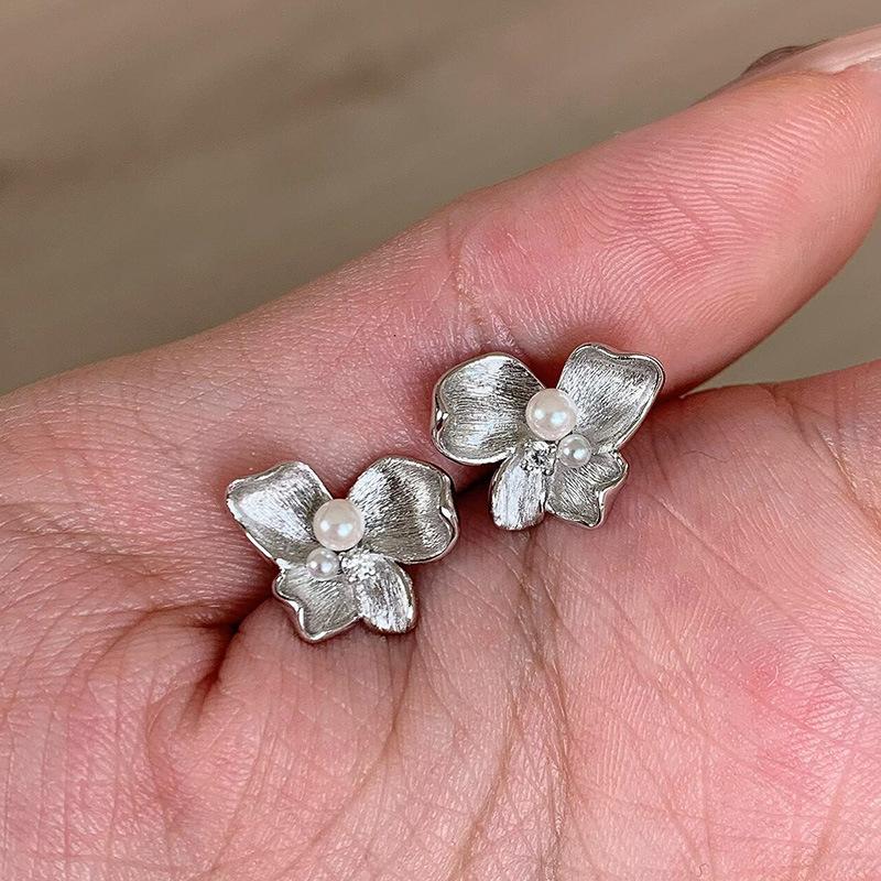 Inspiration design frosted diamonds inlaid pearl butterfly flower earings stud exquisite earrings for women party jewelry gifts серебряный
Inspiration design frosted diamonds inlaid pearl butterfly flower earings stud exquisite earrings for women party jewelry gifts серебряный