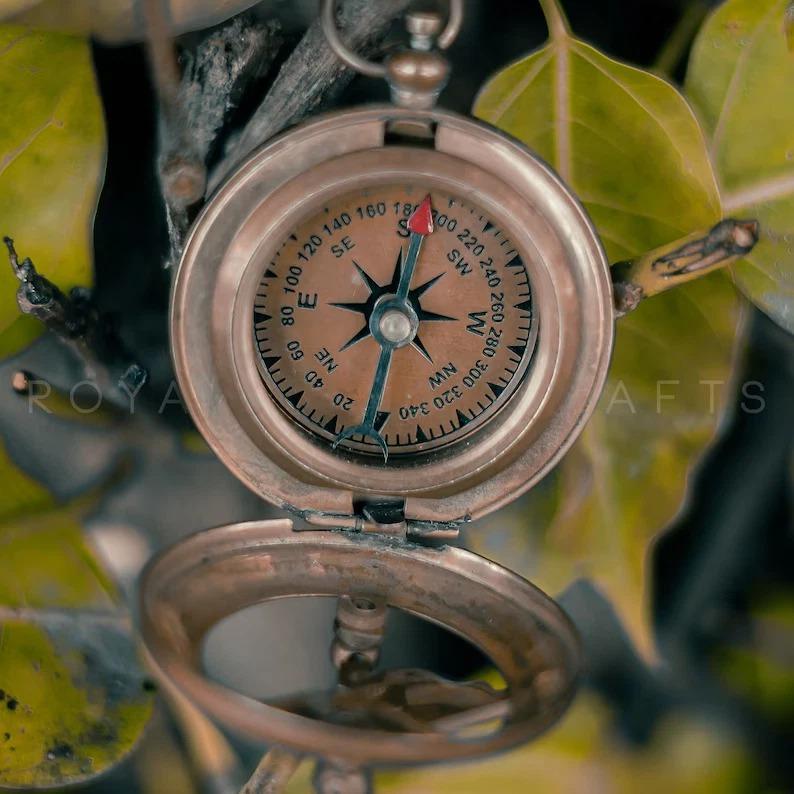 Handmade Brass Push Button Sundial Compass коричневий
Handmade Brass Push Button Sundial Compass коричневий