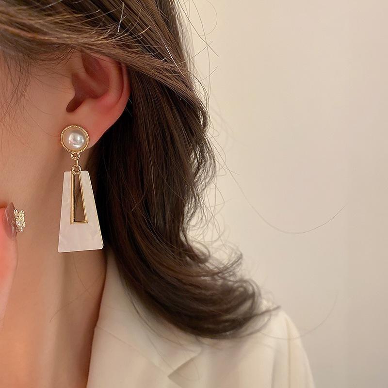 Exaggerated acrylic geometric earrings for women, trapezoidal design earrings, sweet and cool style earrings. білий
Exaggerated acrylic geometric earrings for women, trapezoidal design earrings, sweet and cool style earrings. білий