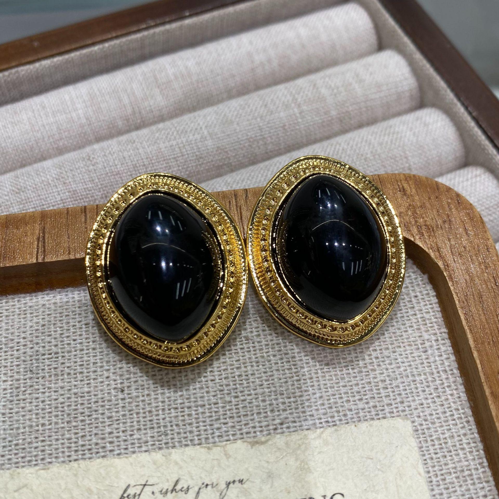Medieval Hong Kong Style Black And Gold Contrasting Color Necklace French Retro Court Style High-End Dress Accessories Earrings
Medieval Hong Kong Style Black And Gold Contrasting Color Necklace French Retro Court Style High-End Dress Accessories Earrings