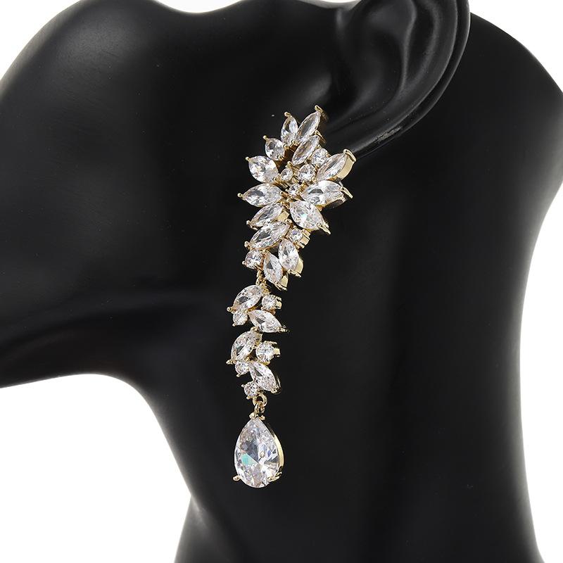 Personalized European and American style banquet wedding earrings, high-quality copper inlaid zircon water drop earrings, earrings.
Personalized European and American style banquet wedding earrings, high-quality copper inlaid zircon water drop earrings, earrings.