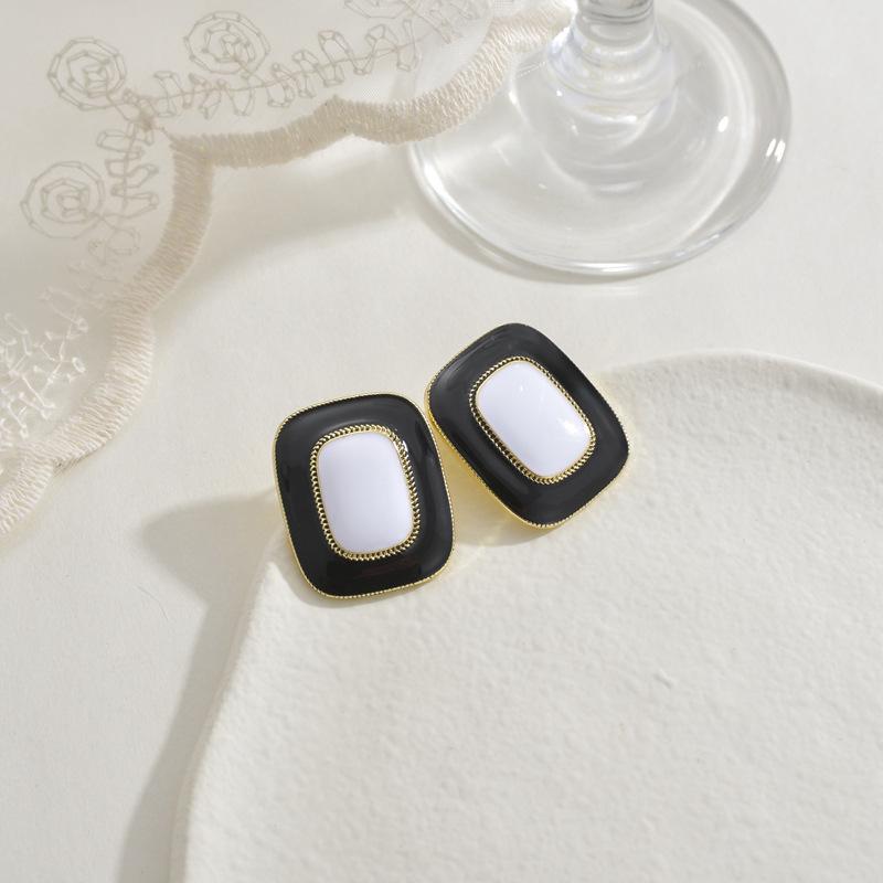 Early Spring Stud Earrings Simple Silver Needle Square Versatile Temperament Geometric Earrings Earrings Women
Early Spring Stud Earrings Simple Silver Needle Square Versatile Temperament Geometric Earrings Earrings Women