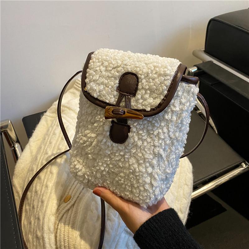Autumn-Winter Retro Lambswool Crossbody: Color Block Fluffy Shoulder Bag for Women хакі
Autumn-Winter Retro Lambswool Crossbody: Color Block Fluffy Shoulder Bag for Women хакі