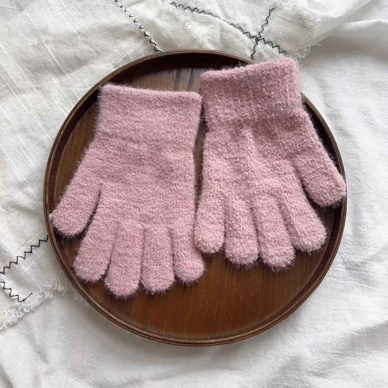 Simple and Solid Color Winter Outdoor Warm Five Fingered Soft and Glutinous Cold Proof Gloves for Boys and Girls one size
Simple and Solid Color Winter Outdoor Warm Five Fingered Soft and Glutinous Cold Proof Gloves for Boys and Girls one size