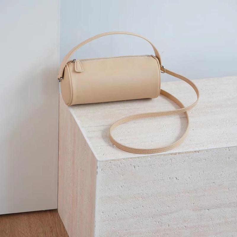 Minimalist Style, Imported Water-dyed Lambskin 90S Pencil Bag, Pen Holder Bag, Hand-held Shoulder Crossbody Cylinder Bag. 19*9*8.5
Minimalist Style, Imported Water-dyed Lambskin 90S Pencil Bag, Pen Holder Bag, Hand-held Shoulder Crossbody Cylinder Bag. 19*9*8.5
