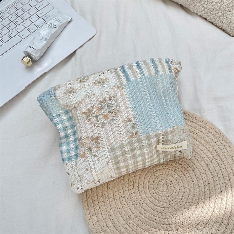 59243 Small fresh hollow floral quilted cosmetic bag clutch bag women s soft large-capacity storage finishing bag
59243 Small fresh hollow floral quilted cosmetic bag clutch bag women s soft large-capacity storage finishing bag