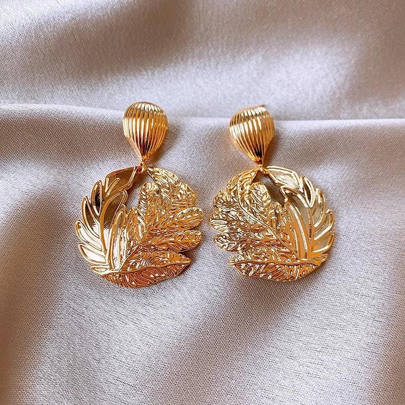 European and American alloy pattern leaf earrings, exaggerated high-end niche earrings, personalized temperament cold wind earrings золотой
European and American alloy pattern leaf earrings, exaggerated high-end niche earrings, personalized temperament cold wind earrings золотой