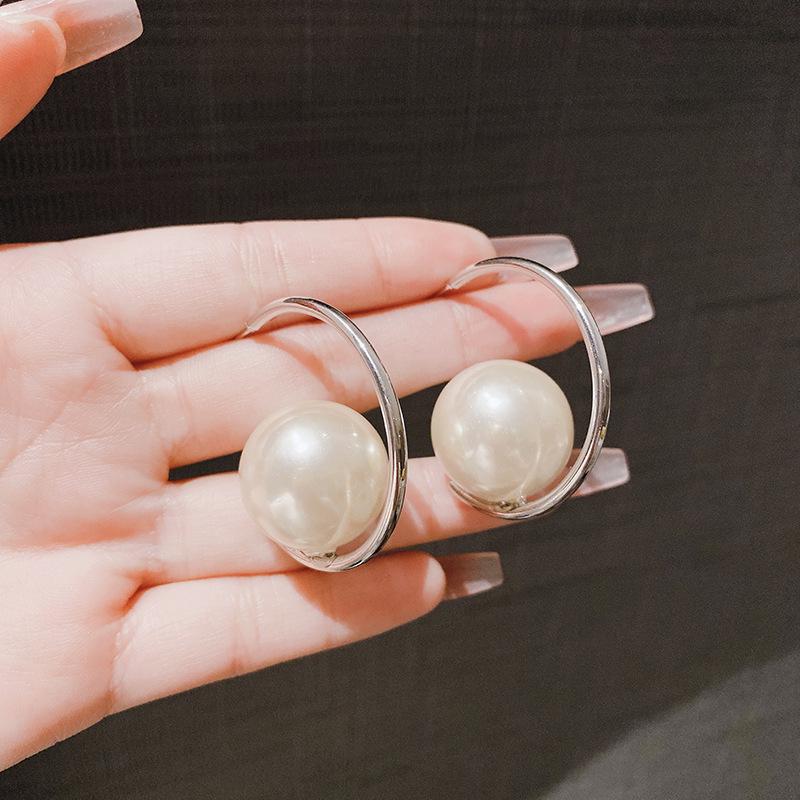 Элегантные французские ретро серьги-пусеты с крупным жемчугом для женщин - серебряная игла, высокое качество, смелый стиль серебряный
Элегантные французские ретро серьги-пусеты с крупным жемчугом для женщин - серебряная игла, высокое качество, смелый стиль серебряный