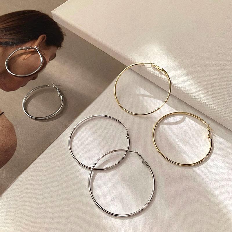 Trendsetting 2025 Influencer Sterling Silver Large Hoop Earrings for Women - Modern European & American Style
Trendsetting 2025 Influencer Sterling Silver Large Hoop Earrings for Women - Modern European & American Style