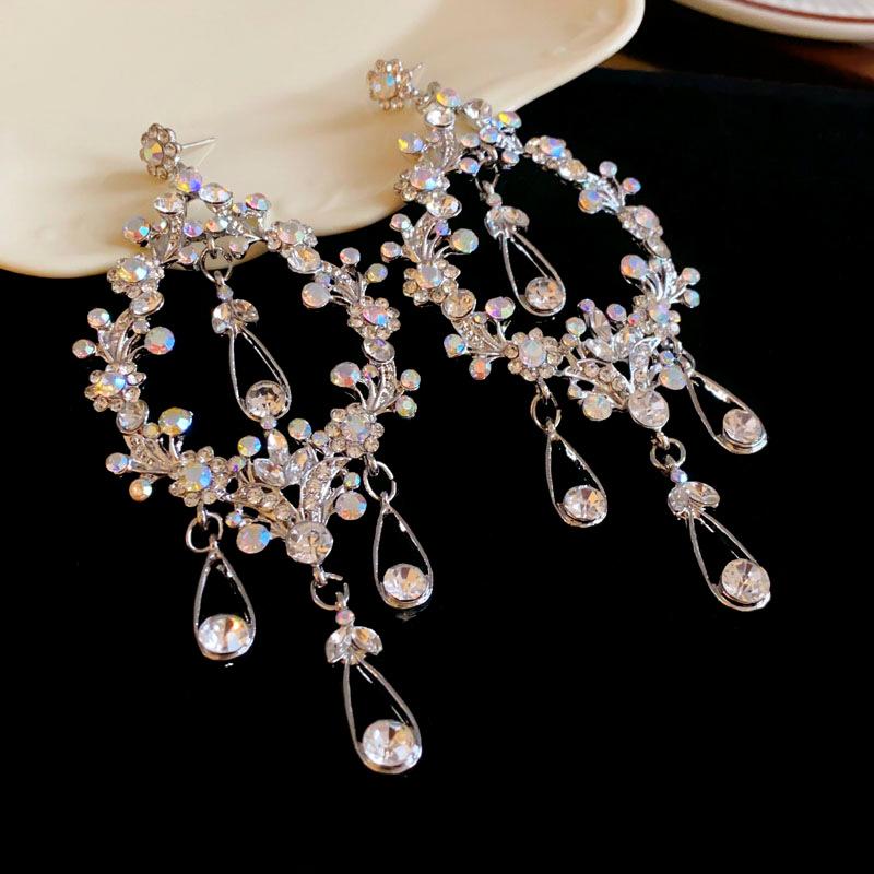 Silver needle exaggerated diamond-set hollow water drop fringed earrings super fairy high-end dress earrings light luxury temperament earrings women
Silver needle exaggerated diamond-set hollow water drop fringed earrings super fairy high-end dress earrings light luxury temperament earrings women
