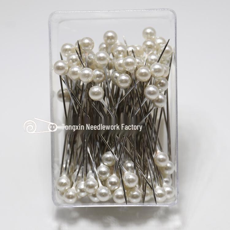 Пластиковые булавки перламутровых цветов для фиксации одежды и хиджаба в коробке
Пластиковые булавки перламутровых цветов для фиксации одежды и хиджаба в коробке