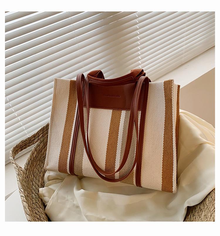 Холщовая сумка большой вместимости 2025 новая текстура модная простая наплечная сумка контрастного цвета портативная сумка-тоут коричневый
Холщовая сумка большой вместимости 2025 новая текстура модная простая наплечная сумка контрастного цвета портативная сумка-тоут коричневый