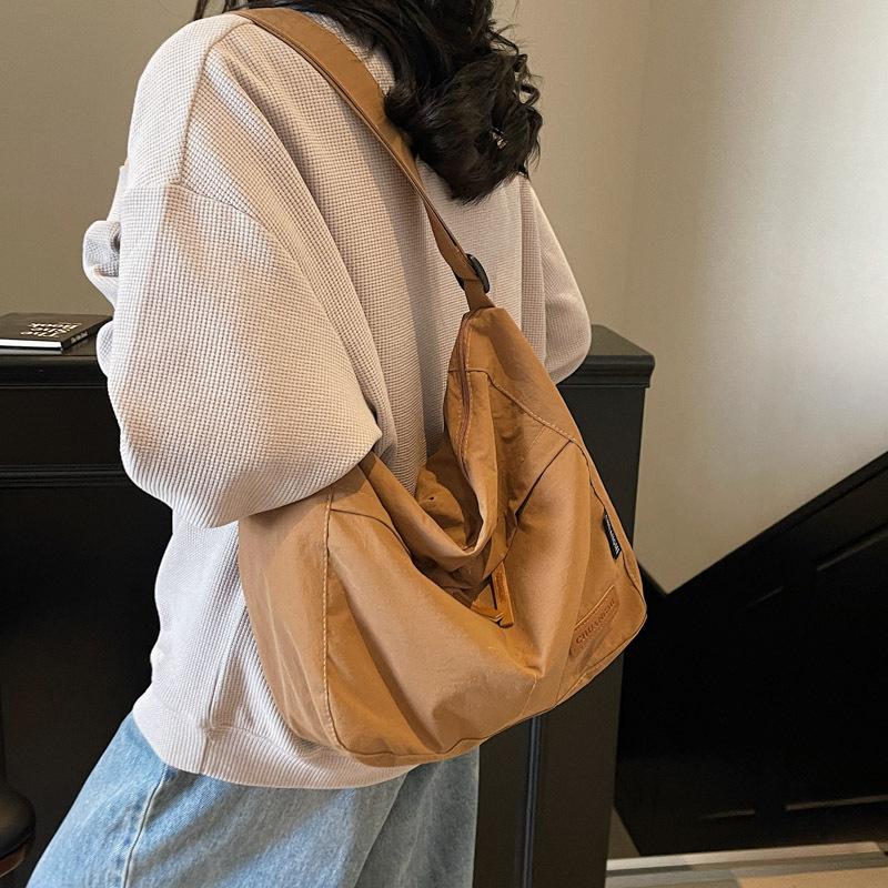 Literary and versatile sports messenger bag, casual shoulder bag, large capacity, lightweight and simple student backpack зелёный
Literary and versatile sports messenger bag, casual shoulder bag, large capacity, lightweight and simple student backpack зелёный
