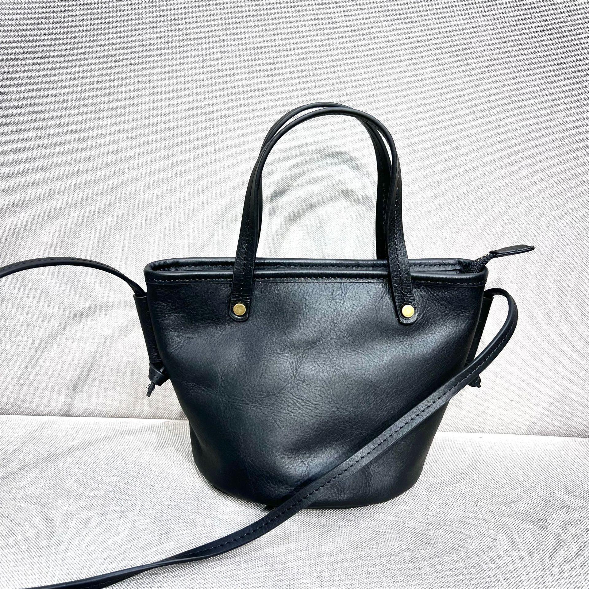 Leather Women s Handbag - Handcrafted Vegetable-tanned Top-grain Cowhide Shoulder Crossbody Tote Designer Luxury Bag 23X17X4CM чёрный
Leather Women s Handbag - Handcrafted Vegetable-tanned Top-grain Cowhide Shoulder Crossbody Tote Designer Luxury Bag 23X17X4CM чёрный