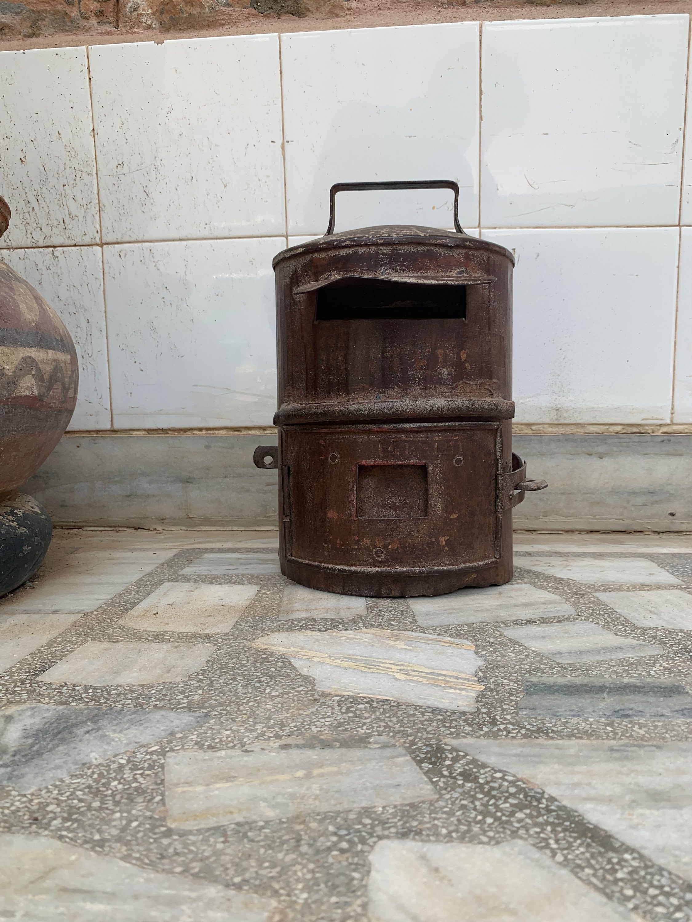 Vintage Indian Iron Post Box: Rustic Metal Mailing Box, Wall Decor 16” X 8” X 24” (l x w x h) різнокольоровий
Vintage Indian Iron Post Box: Rustic Metal Mailing Box, Wall Decor 16” X 8” X 24” (l x w x h) різнокольоровий