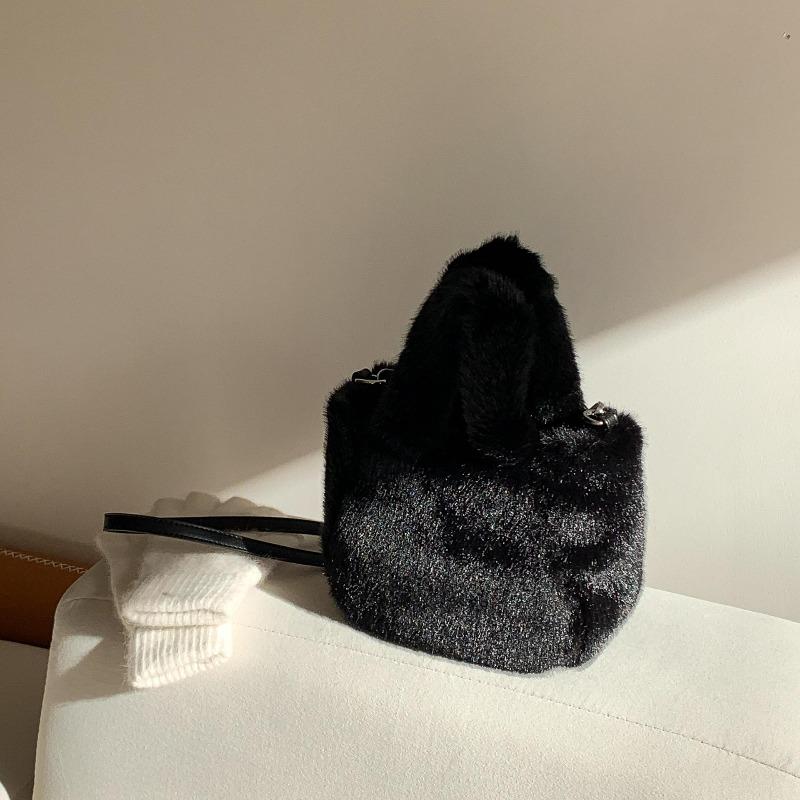 Осень и зима новый милый тренд на сумки для волос имитация норки сумка-мессенджер женская нишевая универсальная маленькая сумочка чёрный
Осень и зима новый милый тренд на сумки для волос имитация норки сумка-мессенджер женская нишевая универсальная маленькая сумочка чёрный