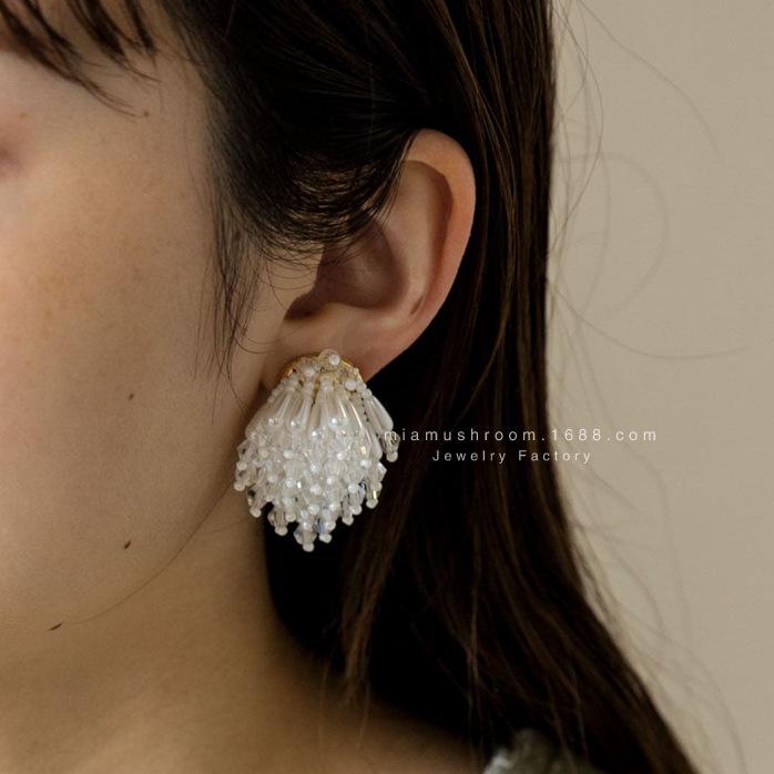 Japanese-Korean Minimalist Imitation Pearl Tassel Earrings for Women - No Ear Holes Needed
Japanese-Korean Minimalist Imitation Pearl Tassel Earrings for Women - No Ear Holes Needed