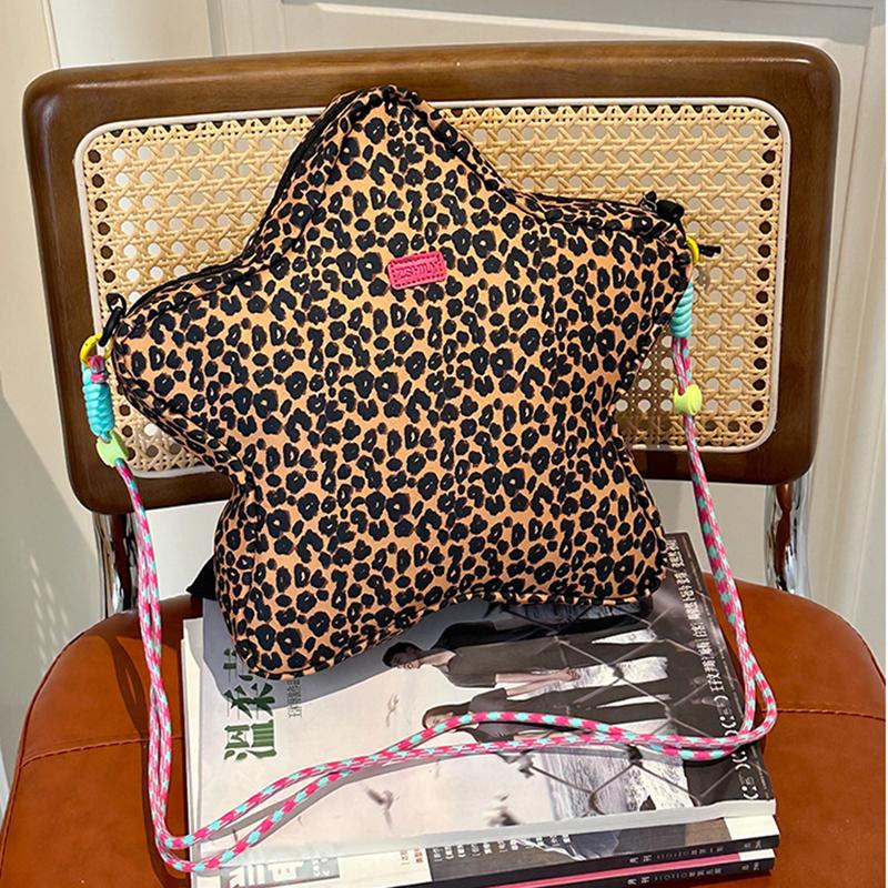 Yogodlns Leopard Print Star Shaped Backpack with Adjustable Strap Casual Nylon Shoulder Bag for Travel, Shopping, and Parties 30x6x27cm білий
Yogodlns Leopard Print Star Shaped Backpack with Adjustable Strap Casual Nylon Shoulder Bag for Travel, Shopping, and Parties 30x6x27cm білий