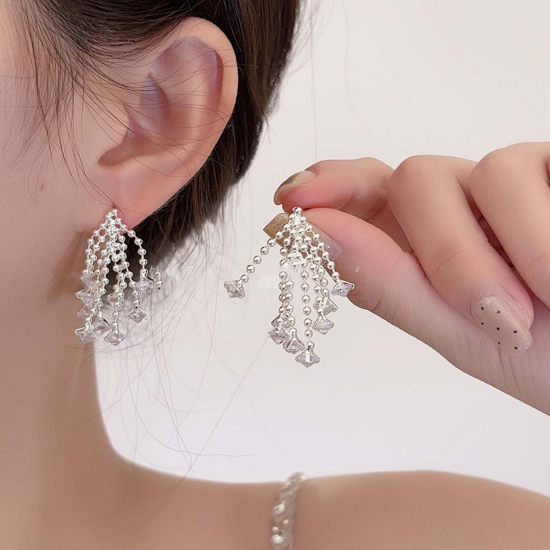 Rhombus zircon fringed earrings fashion cold style temperament earrings niche versatile high-end earrings
Rhombus zircon fringed earrings fashion cold style temperament earrings niche versatile high-end earrings