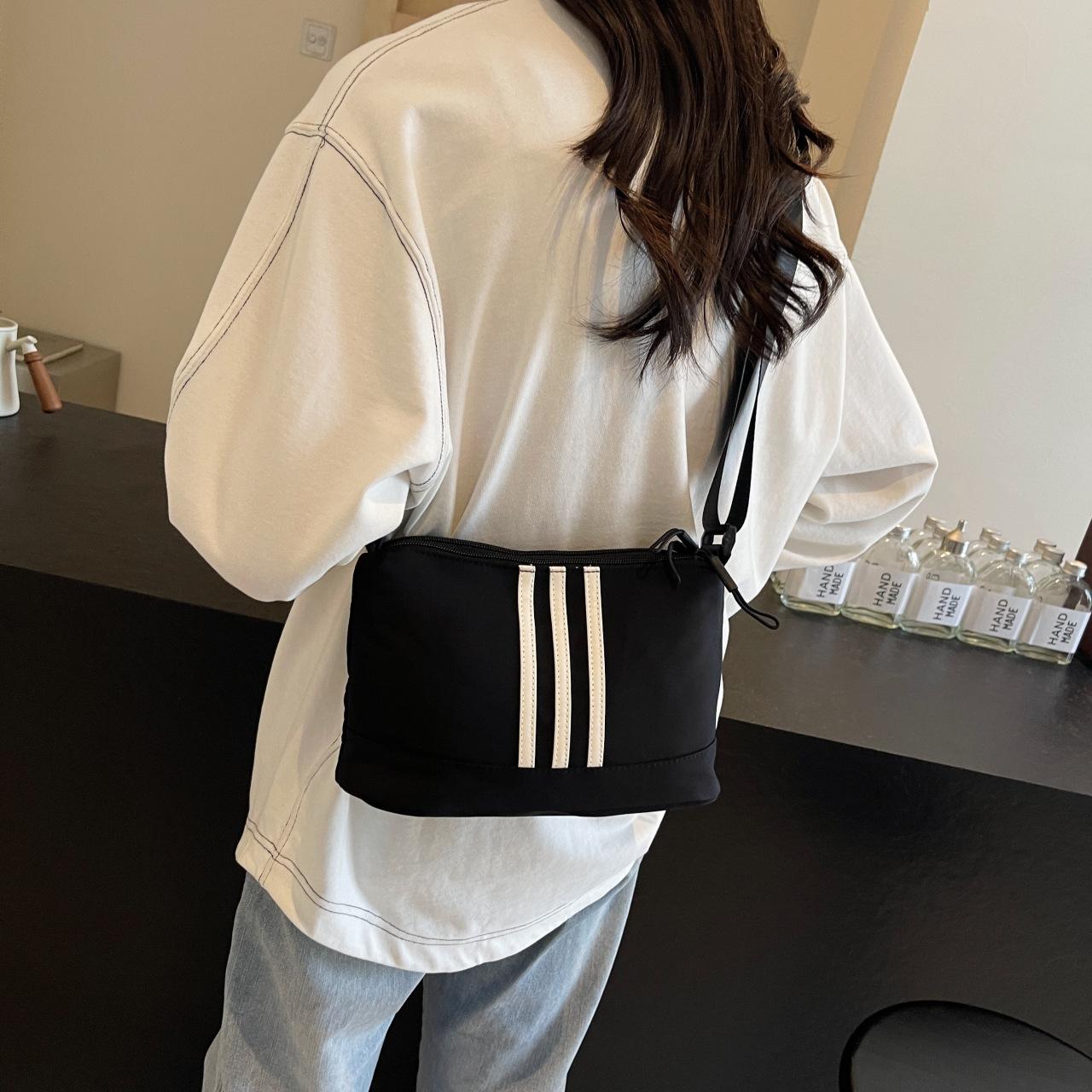 Multi-compartment nylon bag Ultra light messenger trendy casual anti-splashing portable three horizontal strips fashionable shoulder bag чорний
Multi-compartment nylon bag Ultra light messenger trendy casual anti-splashing portable three horizontal strips fashionable shoulder bag чорний