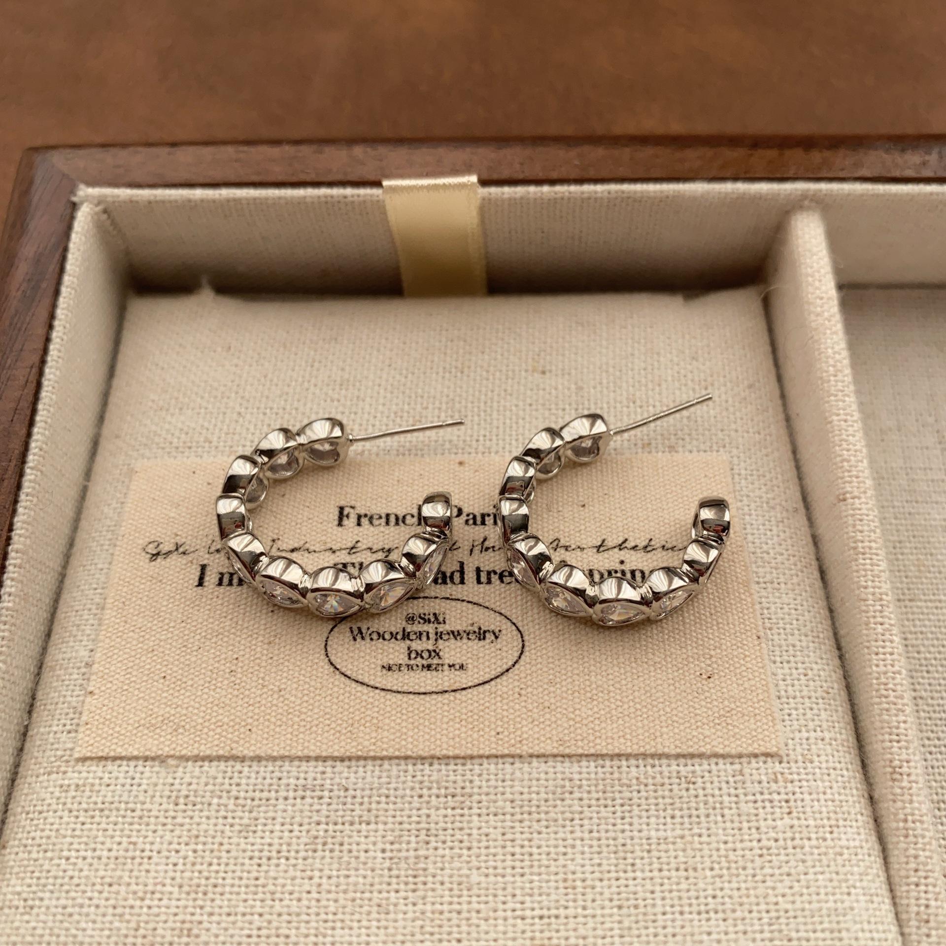 Three-dimensional semicircular ring earrings earrings full of small diamonds retro light luxury fashion love personalized design high-end earrings
Three-dimensional semicircular ring earrings earrings full of small diamonds retro light luxury fashion love personalized design high-end earrings