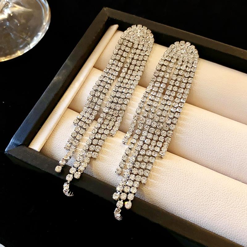 Silver needle European and American diamond-encrusted geometric fringed earrings, fashionable and simple long earrings, exquisite personality,
Silver needle European and American diamond-encrusted geometric fringed earrings, fashionable and simple long earrings, exquisite personality,