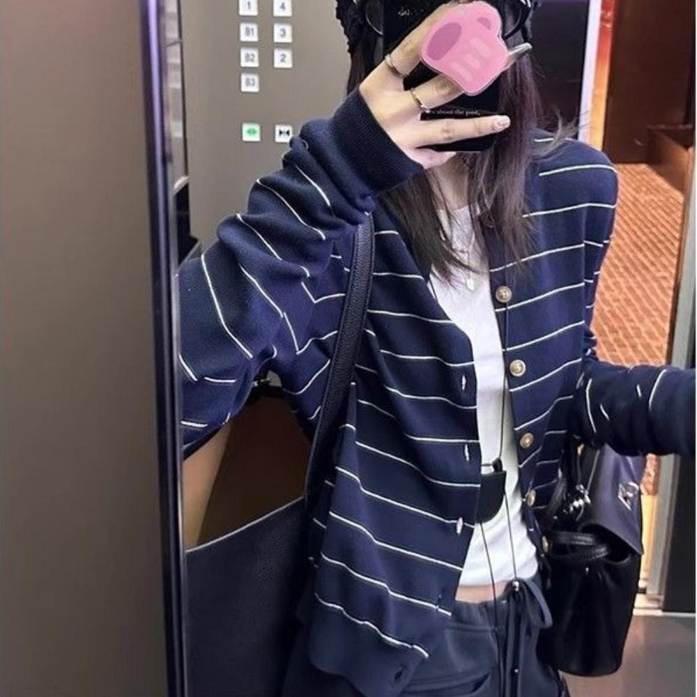 Повседневный полосатый трикотажный свитер с длинным рукавом для женского осеннего нового стиля, облегающий и стильный кардиган one size тёмно-синий
Повседневный полосатый трикотажный свитер с длинным рукавом для женского осеннего нового стиля, облегающий и стильный кардиган one size тёмно-синий