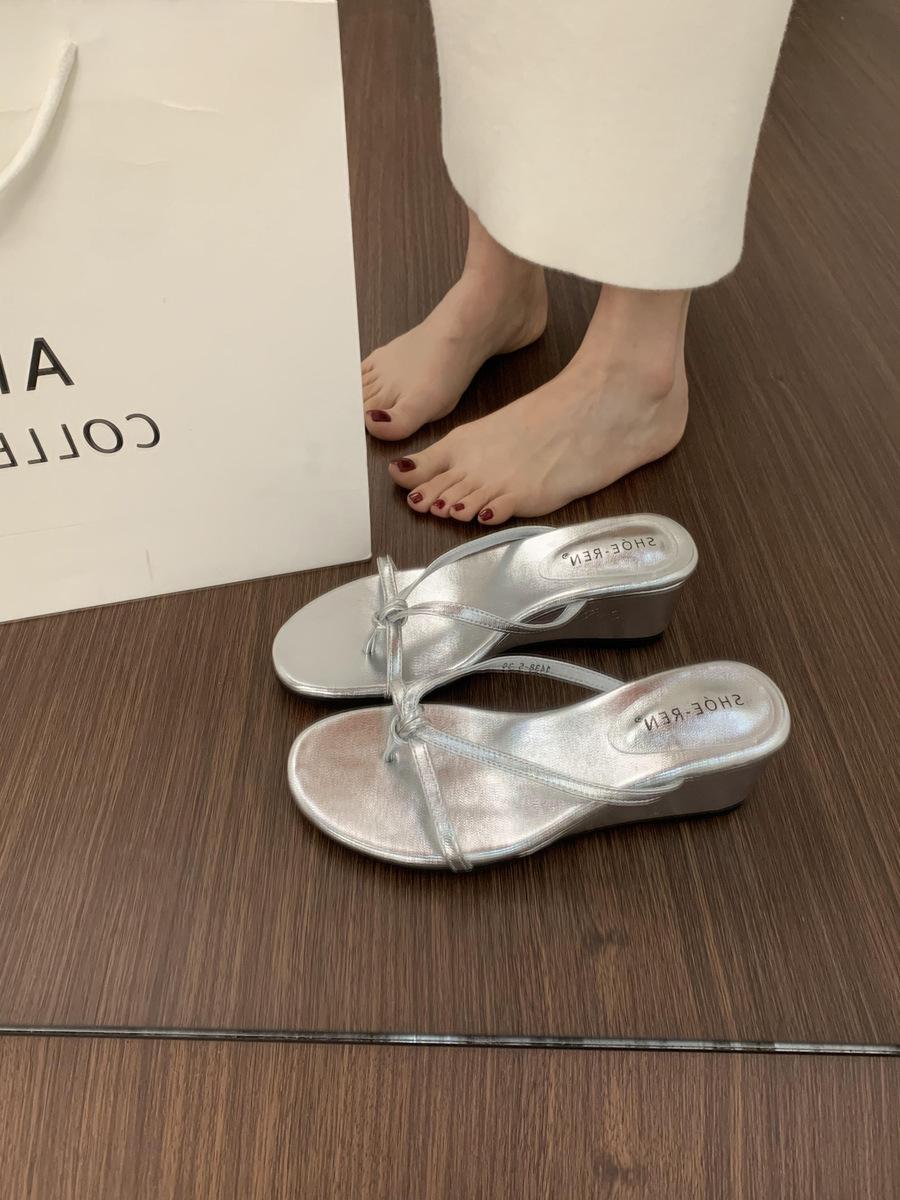 French wedge with thin strap toe slippers female summer wear 2025 new fairy style with skirt silver cool slippers female 40 серебряный
French wedge with thin strap toe slippers female summer wear 2025 new fairy style with skirt silver cool slippers female 40 серебряный