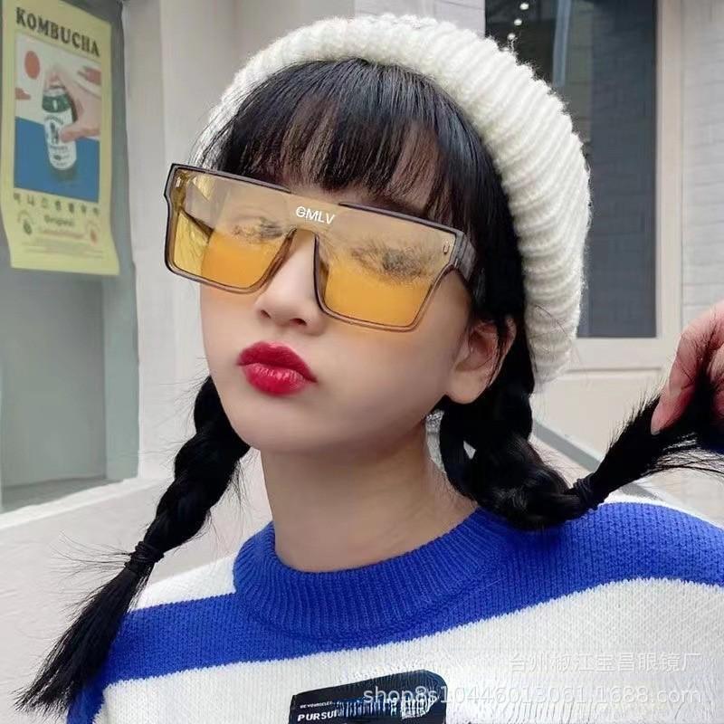 Green Sunglasses Male Personality Avant-Garde Street Shooting Integrated Black Sunglasses Female Sunshade Glasses Adult model
Green Sunglasses Male Personality Avant-Garde Street Shooting Integrated Black Sunglasses Female Sunshade Glasses Adult model