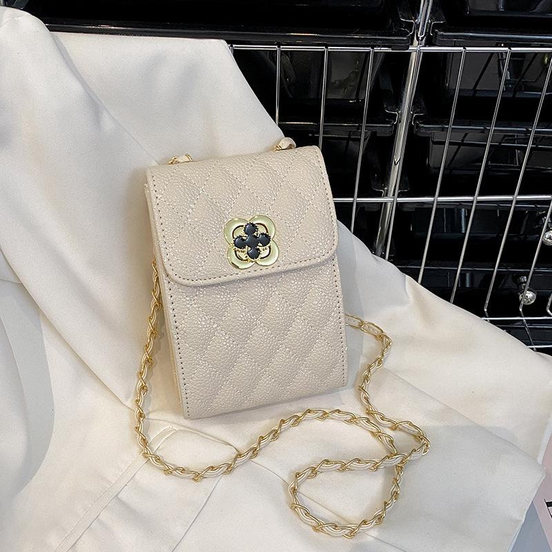 New textured women s bag, caviar small square bag, diamond chain, shoulder messenger bag. бежевый
New textured women s bag, caviar small square bag, diamond chain, shoulder messenger bag. бежевый